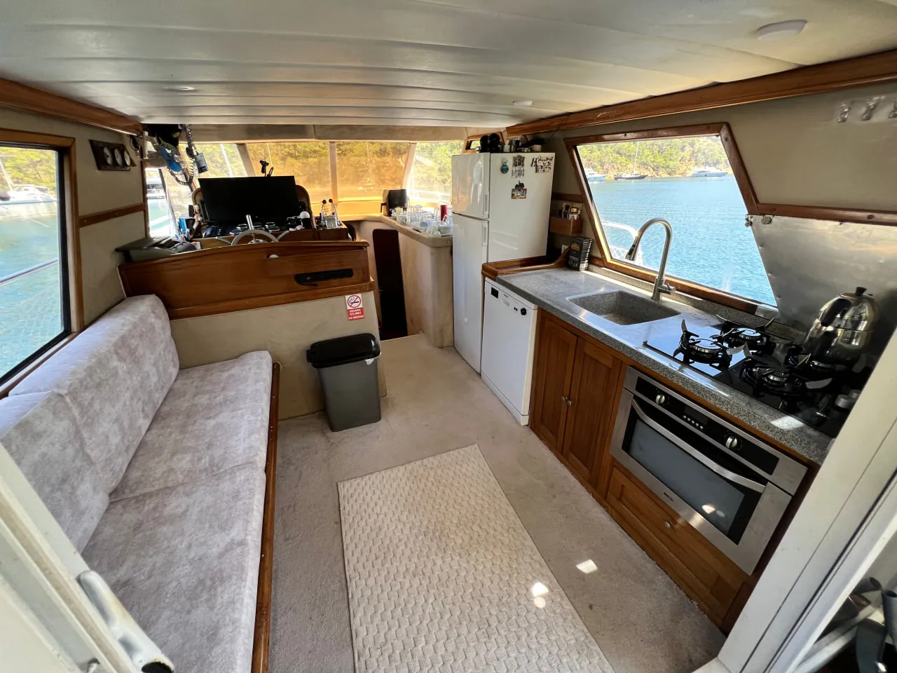 Fors Yacht lüks iç salon ve konforlu oturma alanı